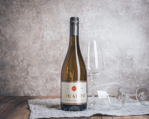Flasche Weisswein Eduardo Schwarztrauber